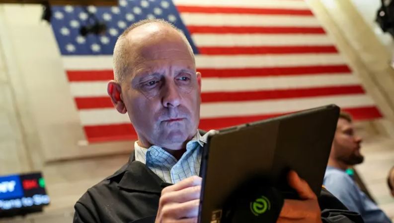 أين تستثمر 10 آلاف دولار في 2026؟ ..  8 خبراء من وول ستريت يجيبون