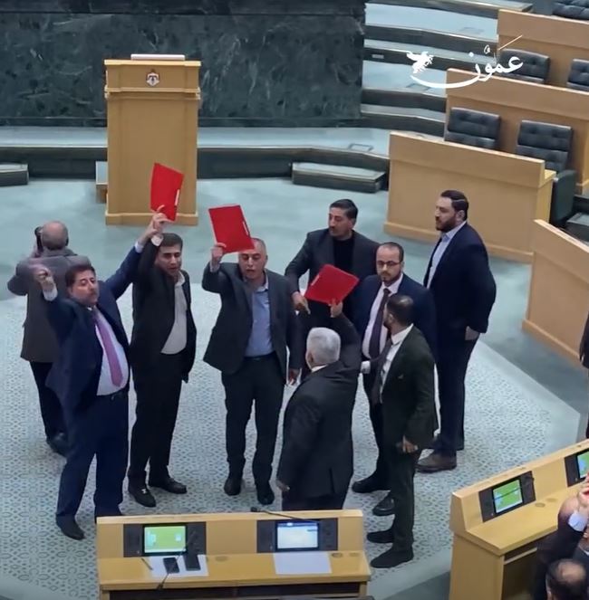 احتجاجات نيابية على عدم السماح لهم بمناقشة قانون الضمان في القراءة الأولى