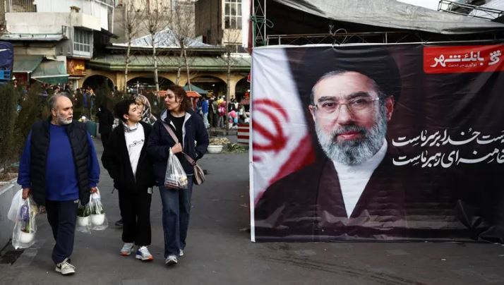 خارجية إيران: مجتبى خامنئي بصحة جيدة ..  والدولة تعمل بكفاءة