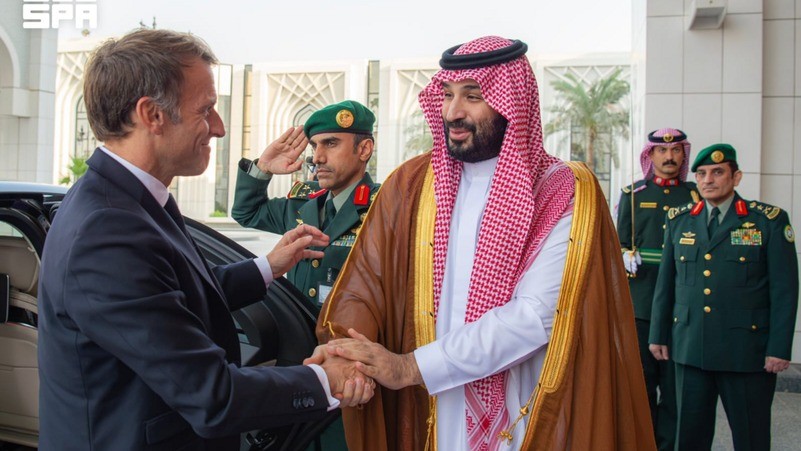 ولي العهد السعودي يستقبل الرئيس الفرنسي في الرياض