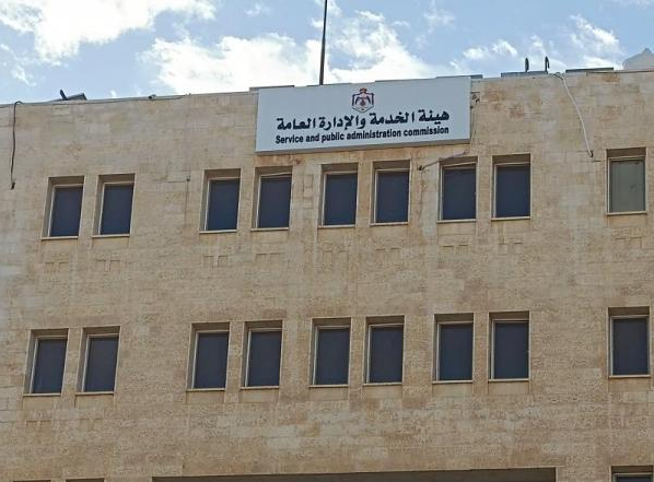 وظائف شاغرة ..  وفاقدون لوظائفهم  في القطاع العام (أسماء) 