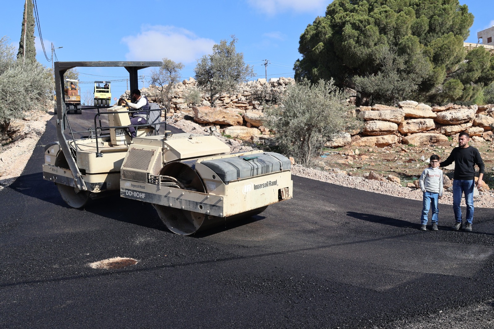 1.8 مليون دينار لتعبيد الطرق في مناطق إربد الكبرى 