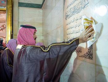 ولي العهد السعودي يشارك بغسل الكعبة المشرفة (صور)