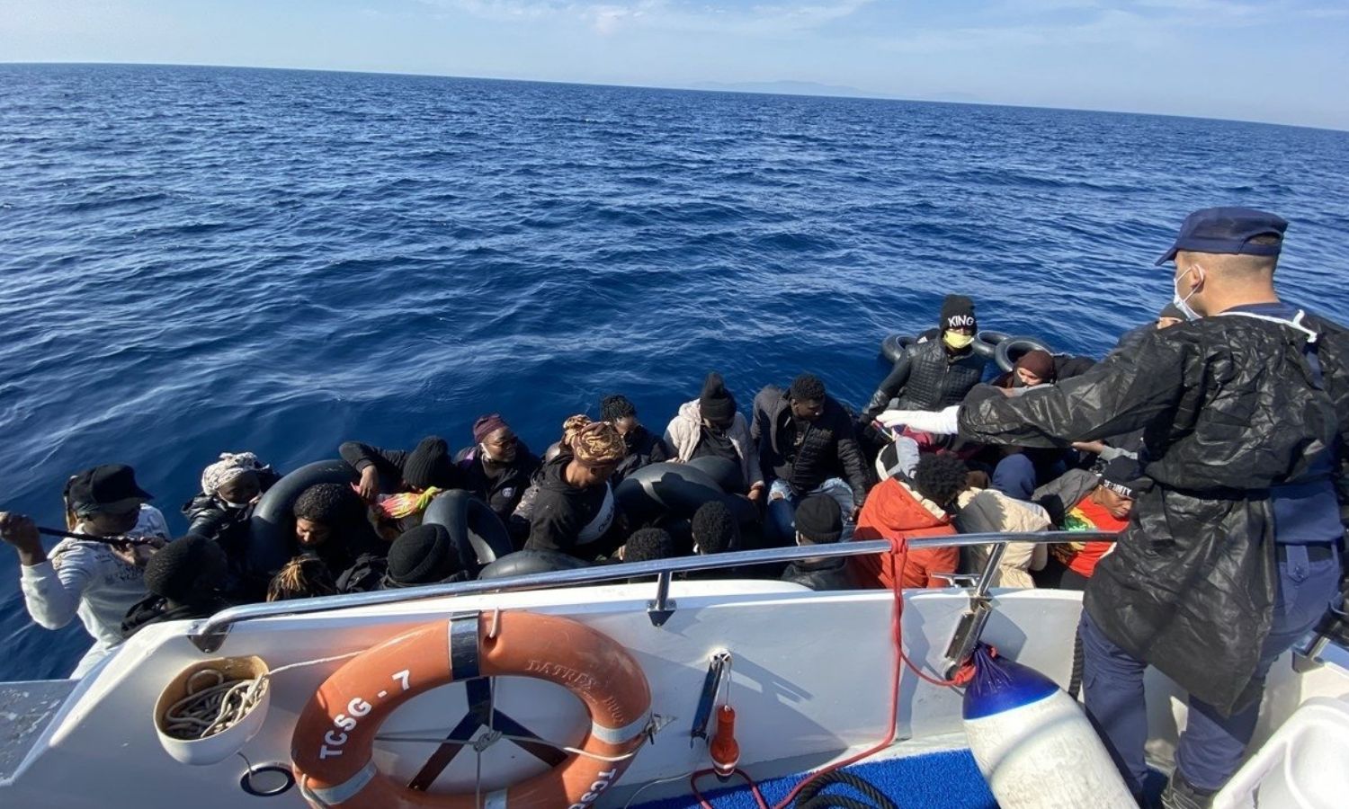  السلطات التركية تنقذ 17 مهاجرا غير نظامي في بحر إيجة