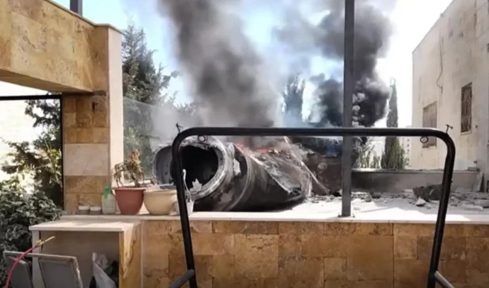 الحكومة: تعويض المواطنين الذين تضررت ممتلكاتهم جراء سقوط المسيرات 