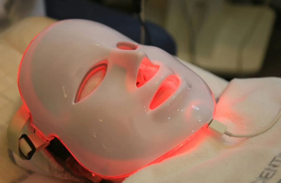 من الجلد إلى الألم وتساقط الشعر: ماذا نعرف عن العلاج بالضوء الأحمر؟