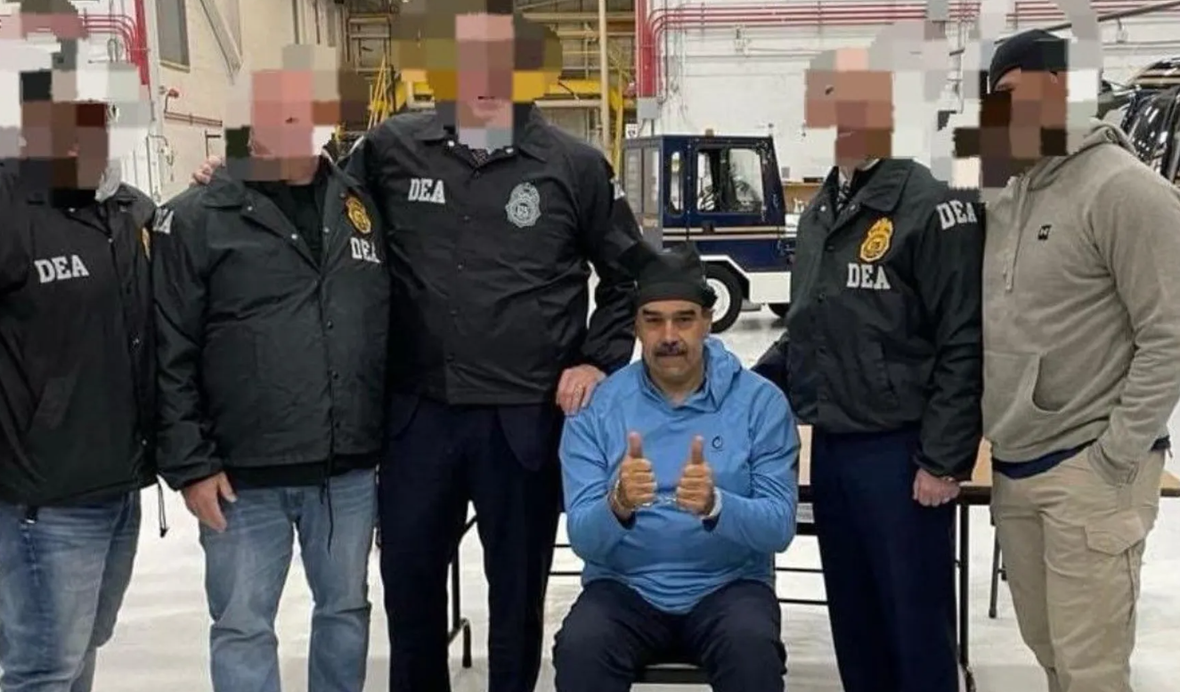 نسخة مطابقة للمقر وعميل مقرب لمادورو ..  كيف أطاحت واشنطن برئيس فانزويلا؟