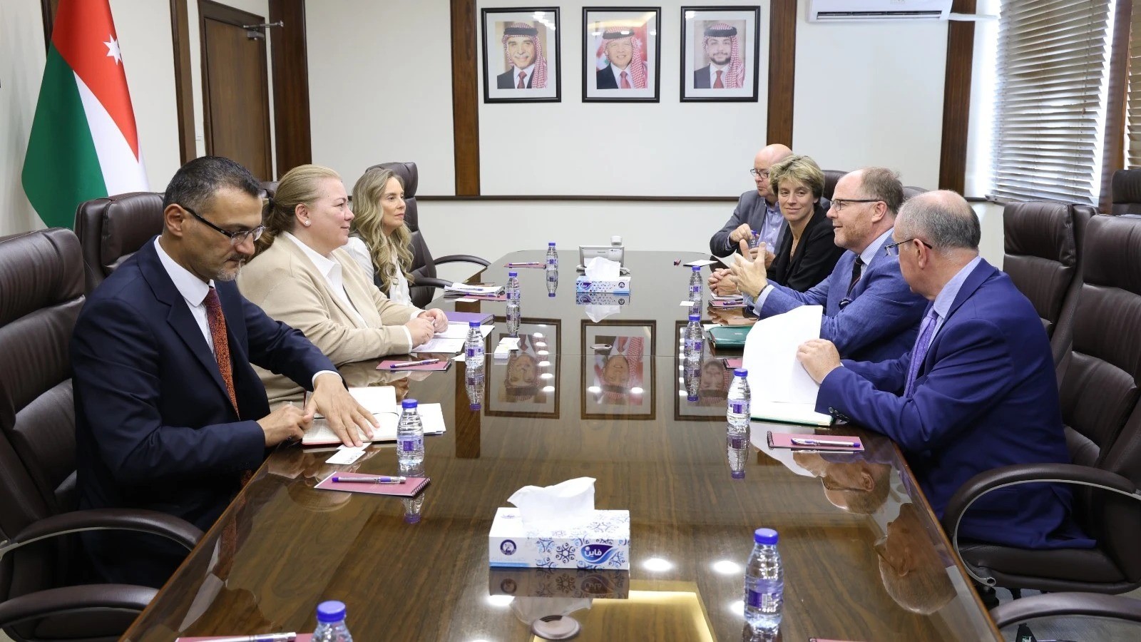وزيرة التخطيط تلتقي وفداً من أعضاء البرلمان البريطاني