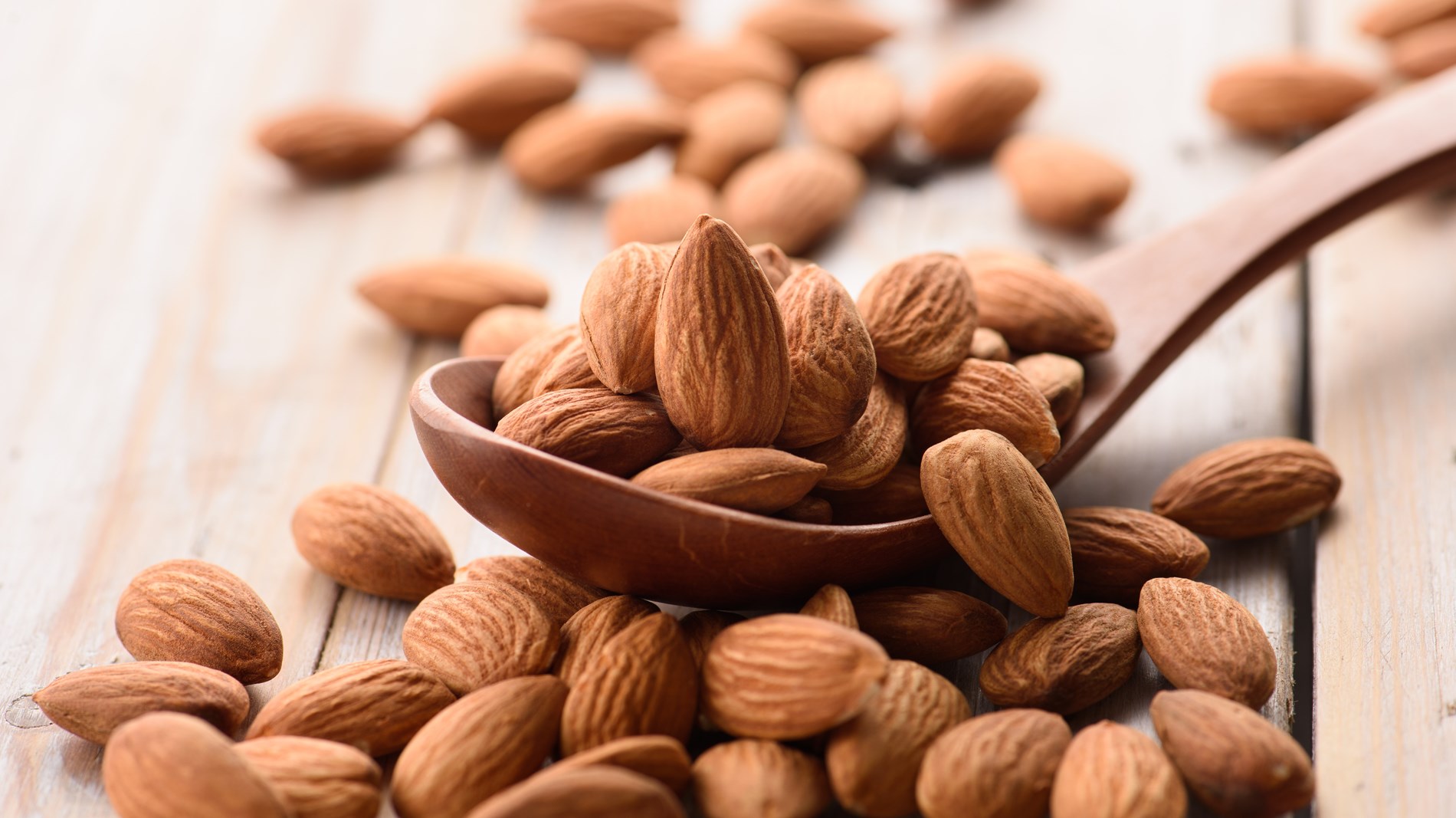 فوائد تناول اللوز بشكل يومي