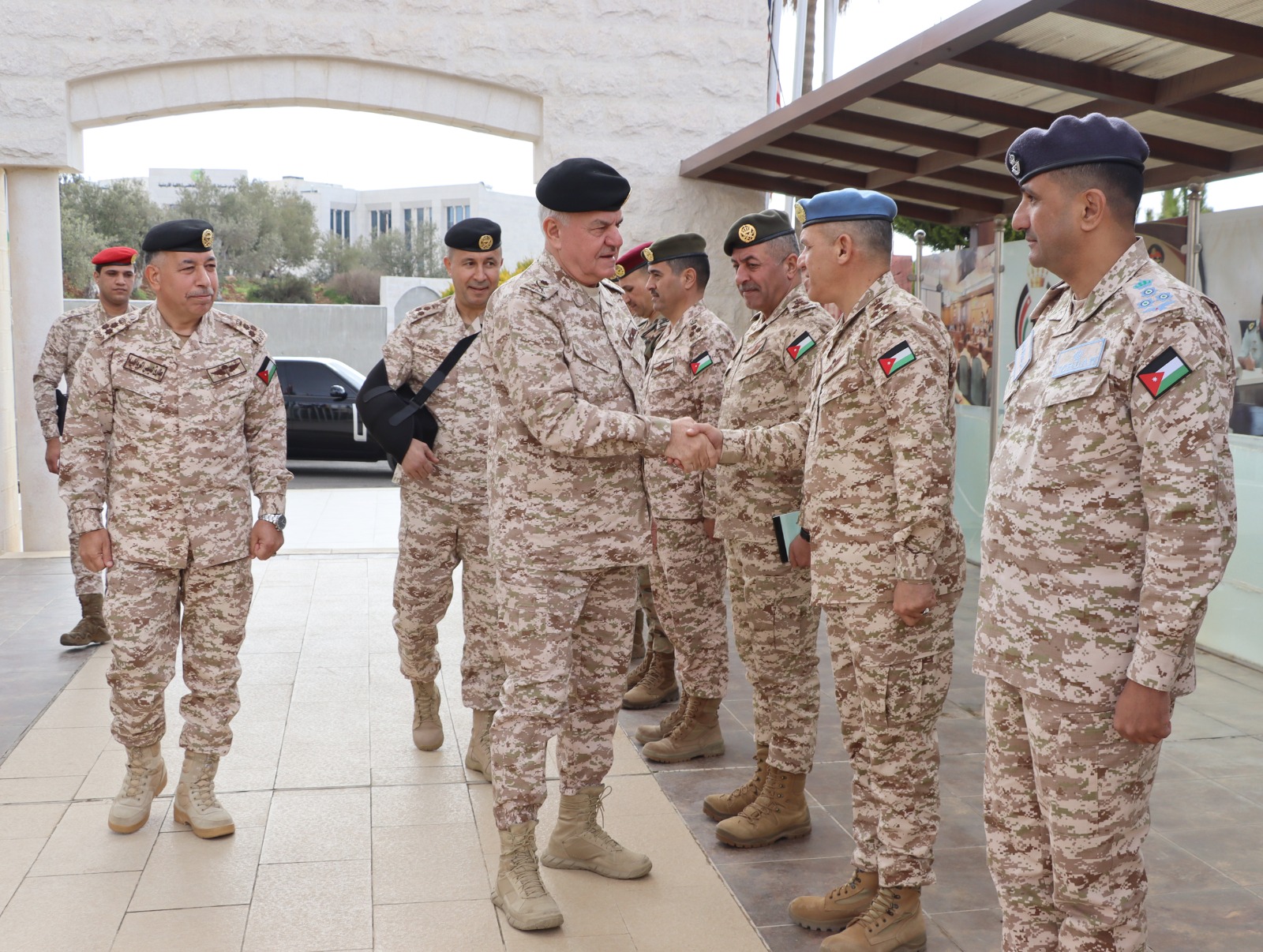 رئيس هيئة الأركان يزور كلية الدفاع الوطني وكلية القيادة والأركان