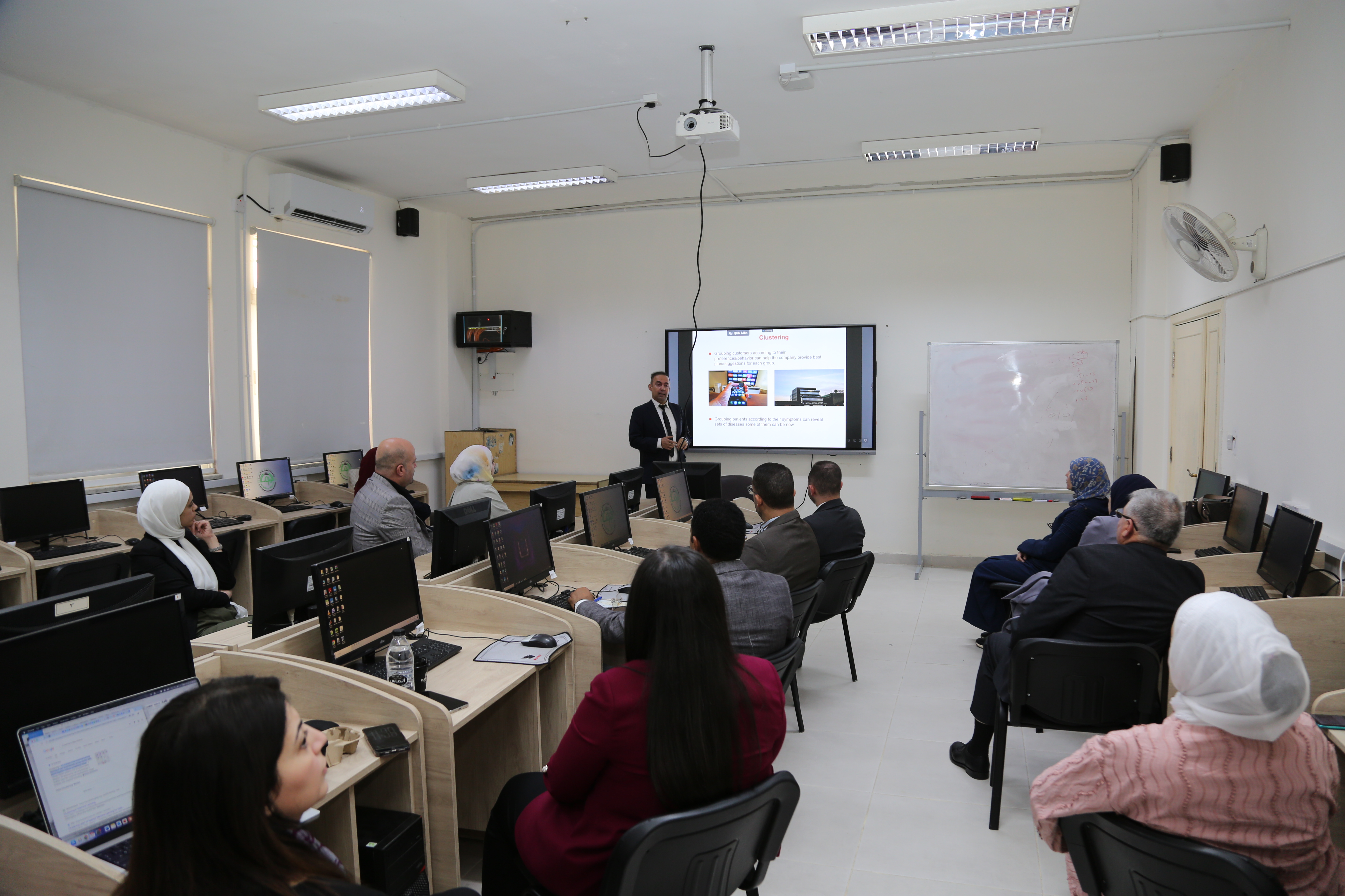 جامعة الزيتونة الأردنية تختتم ورشة أساسيات تحليل البيانات لأعضاء هيئة التدريس