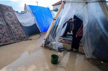 غرق وتطاير مئات خيام النازحين في غزة 