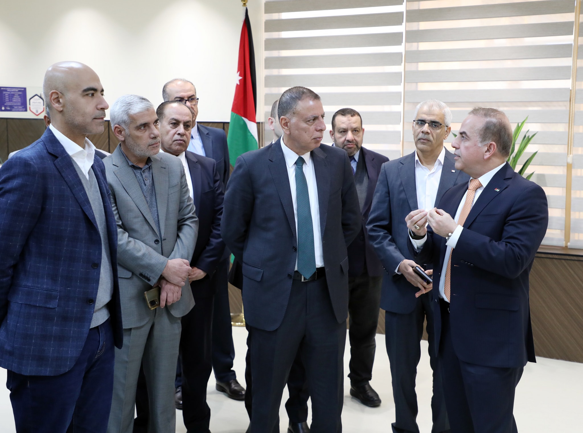 الفراية يفتتح مكتب الخدمة المستعجلة في دائرة الأحوال المدنية