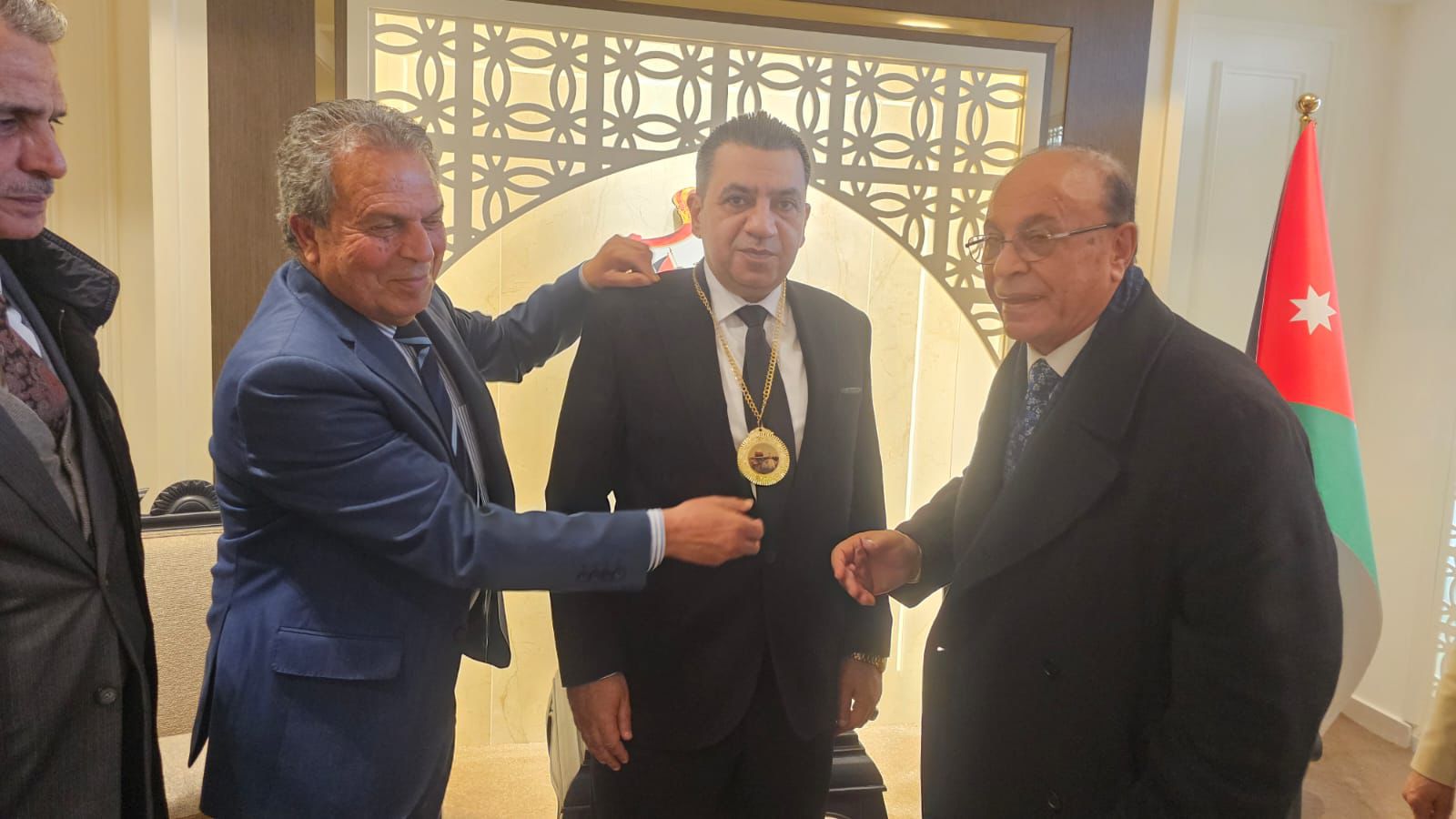 اللجنة الدولية للدفاع عن القدس تُقلّد النائب السعود قلادة المدينة المقدسة