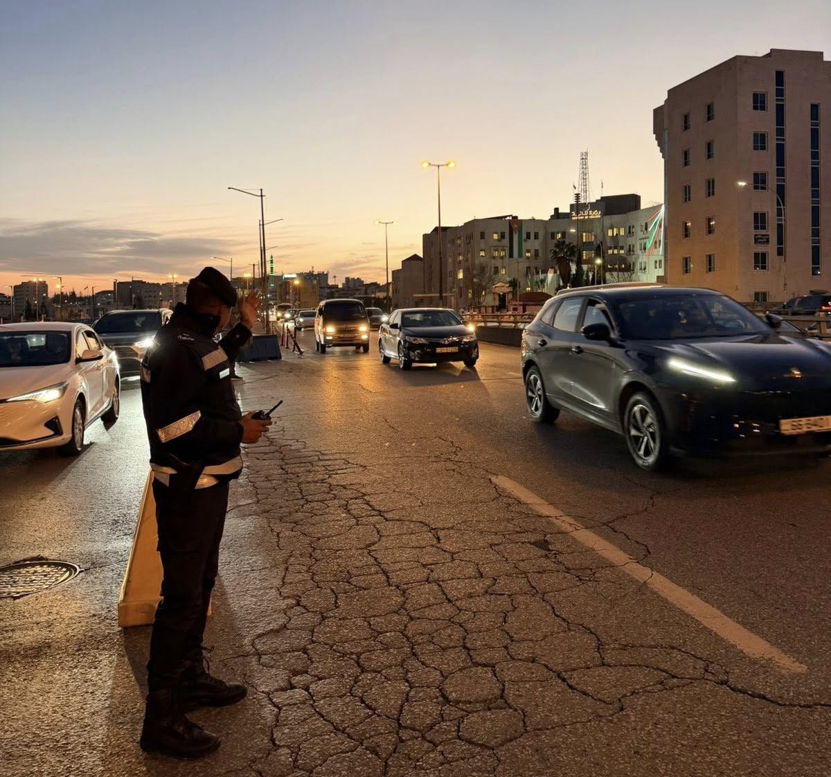انقلاب مركبة وتعطل اثنتين وإشارة ضوئية في شوارع العاصمة 