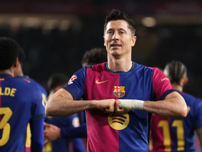 ليفاندوفسكي يتلقى عرضًأ لتجديد عقده لقاء تخفيض راتبه 