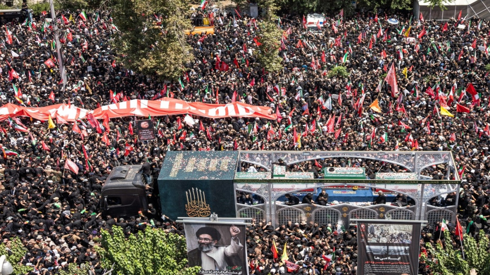 حشود غفيرة تشارك بوداع خامنئي في قم