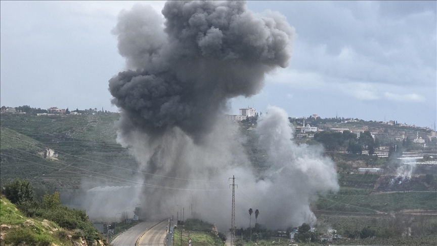 قصف إسرائيلي عنيف يدمر جسر القاسمية في جنوب لبنان 