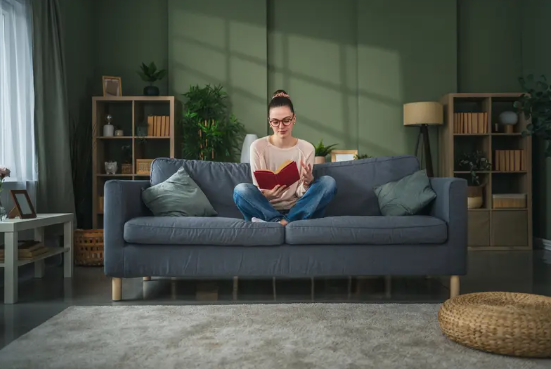 7 عادات تبقيك عالقاً في دوامة الشعور بالذنب والإرهاق