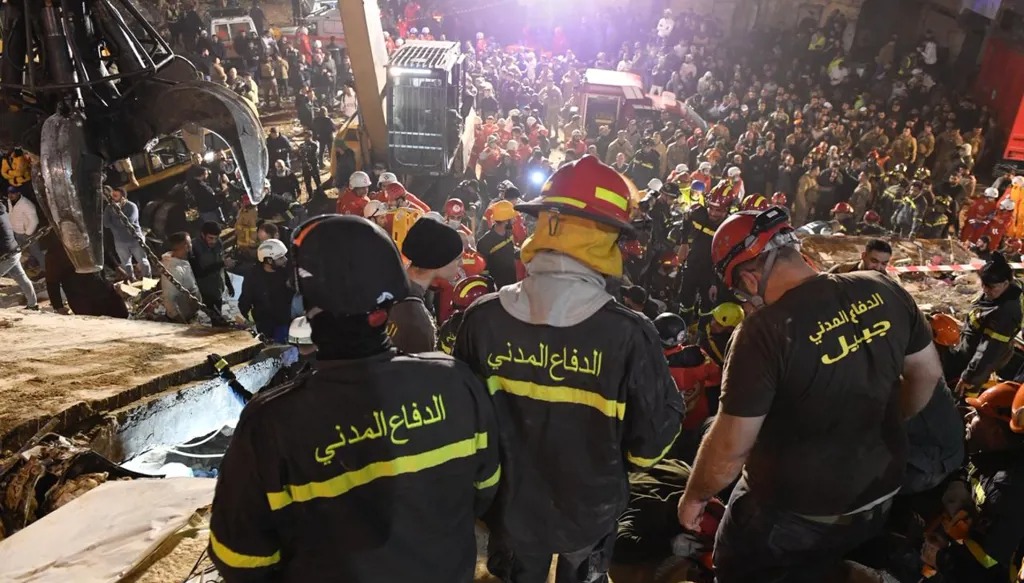 ارتفاع حصيلة ضحايا انهيار مبنى سكني في طرابلس إلى 14 