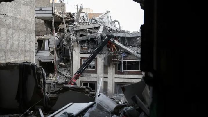 الحرب تدخل شهرها الثاني ..  انفجارات في إيران ورصد صواريخ بسماء إسرائيل