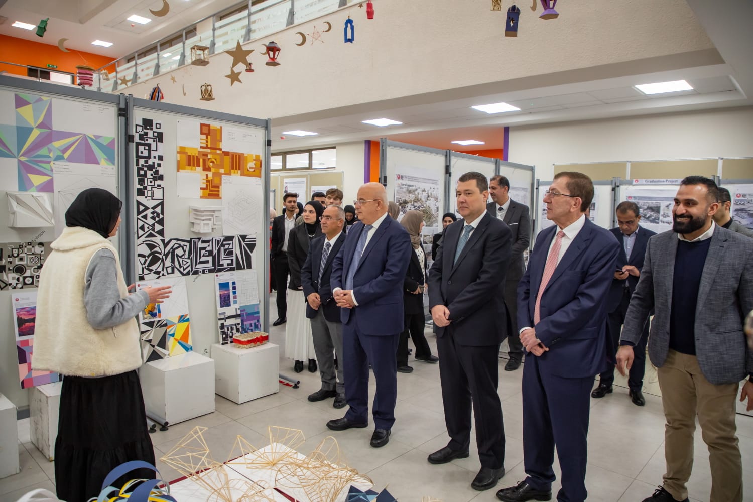 الحياري يفتتح معرض مشاريع طلبة هندسة العمارة في الهاشمية