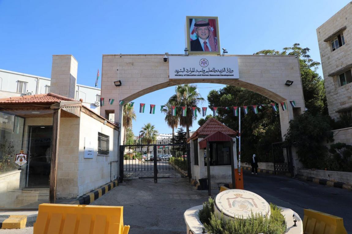 التربية: قرابة 64 ألف طالب متوقع شمولهم بالمنح والقروض الجامعية