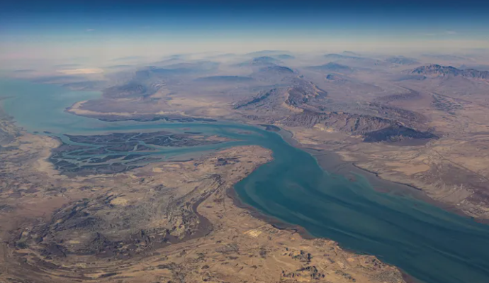 سفينتان على الأقل عبرتا مضيق هرمز رغم الحصار الأمريكي 