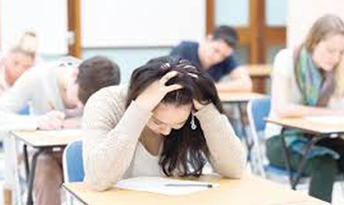 طلبة التوجيهي يشكون صعوبة اختبار اللغة الإنجليزية