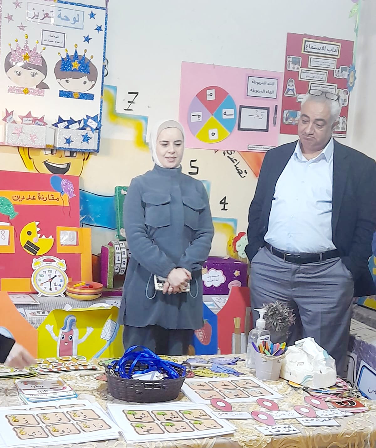 جويعد يفتتح معرض الوسائل التعليمية  في مدرسة أسماء بنت يزيد 