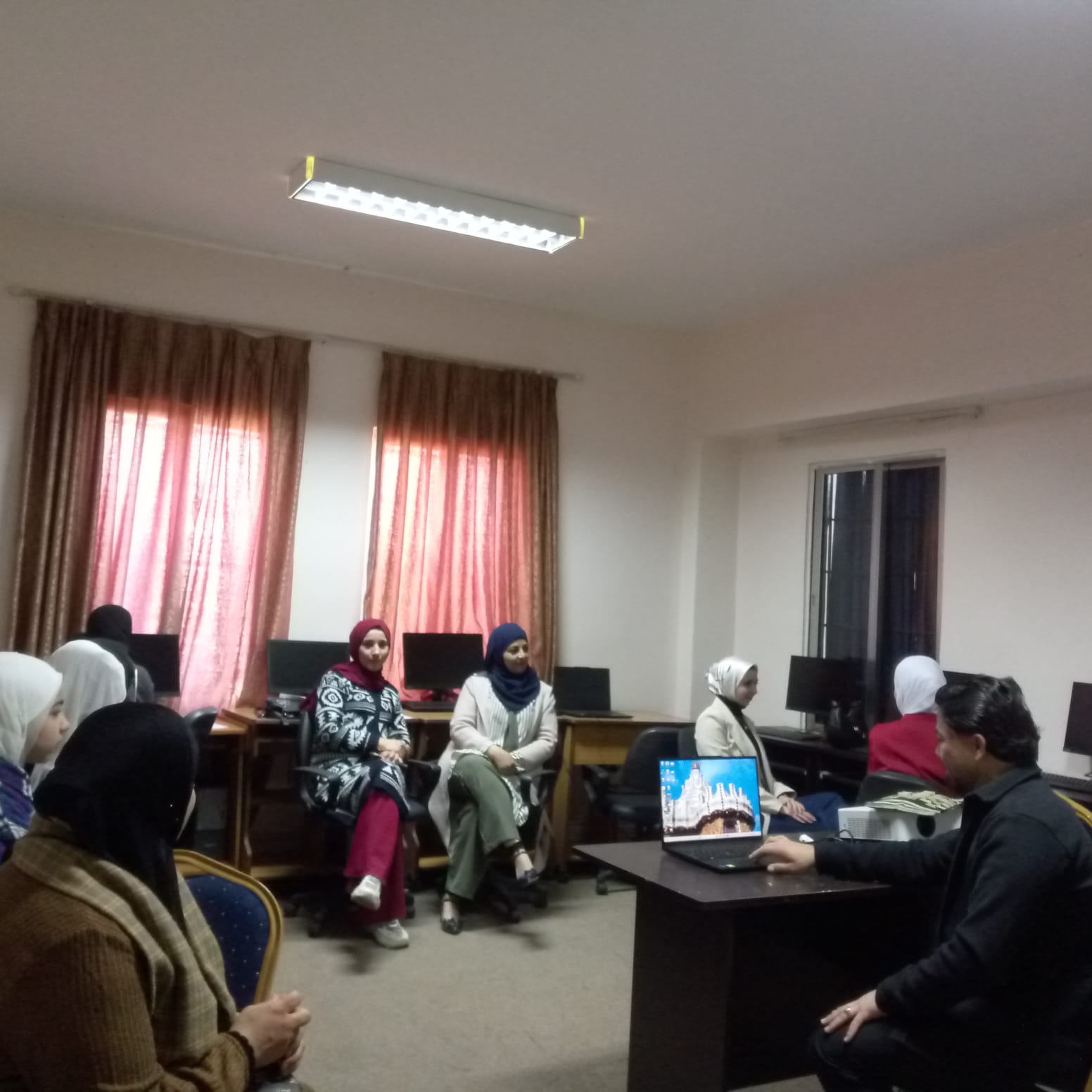 ورشة حول الطاقة الكهربائية المتجددة في مركز شابات دير أبي سعيد