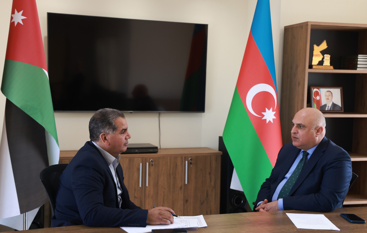 السفير الأذربيجاني يشيد بدور الأردن في إيصال المساعدات إلى غزة