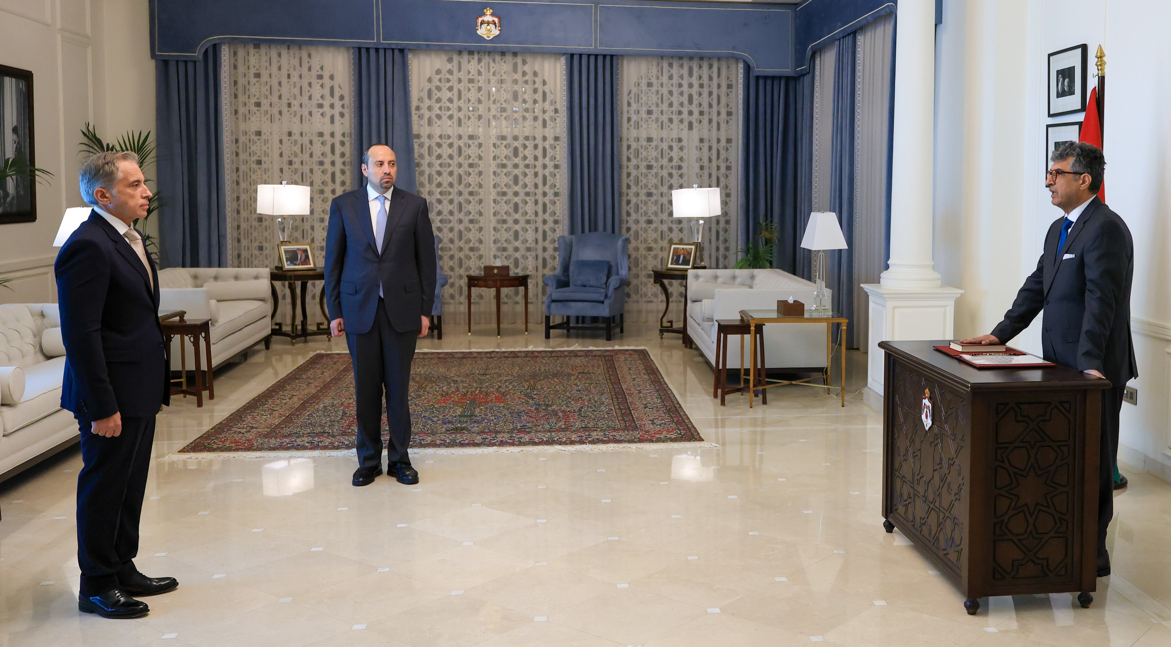 السواعير وعبابنة والشافعي يؤدون اليمين أمام رئيس الوزراء 