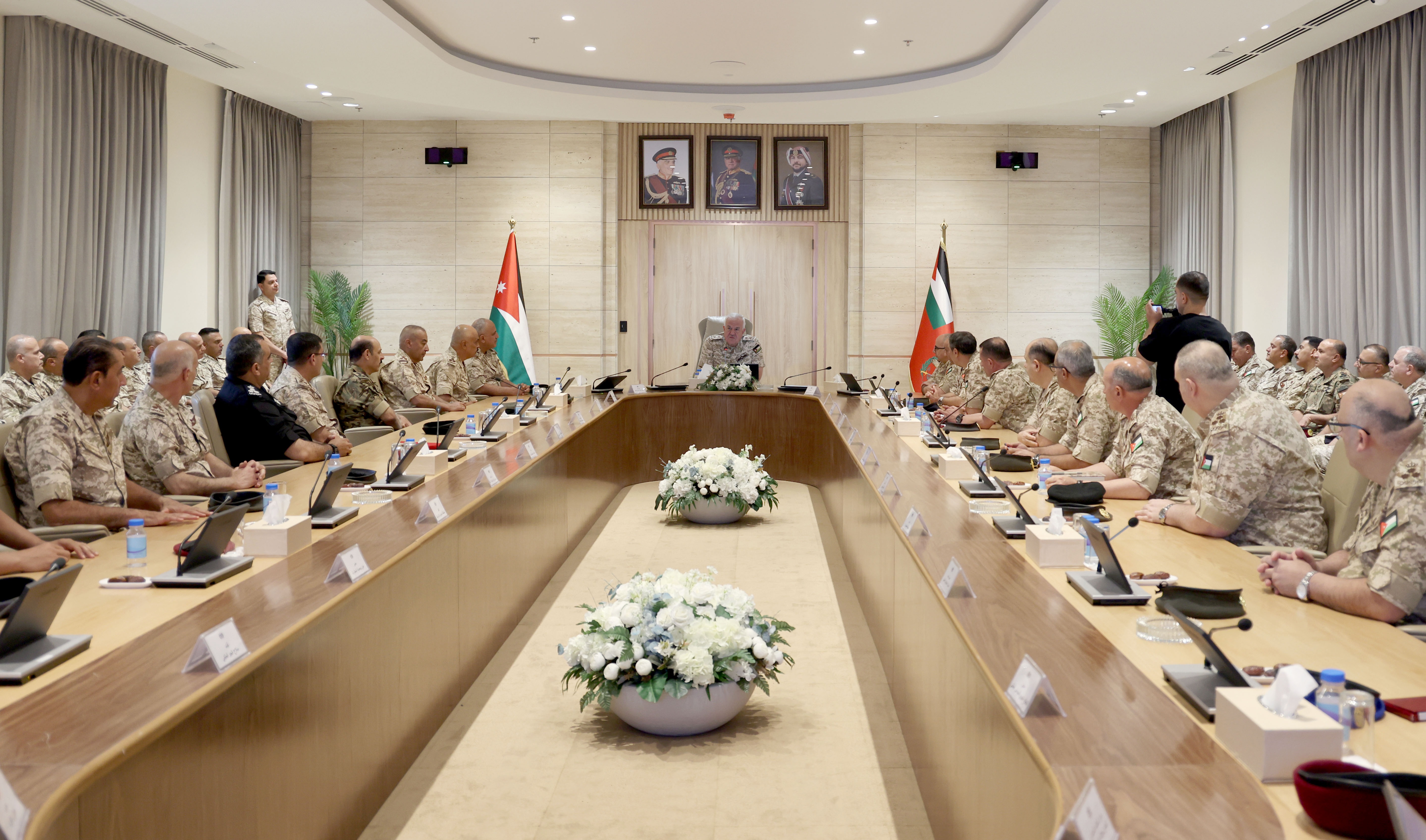 رئيس هيئة الأركان يلتقي كبار الضباط ويؤكد على الجاهزية العملياتية