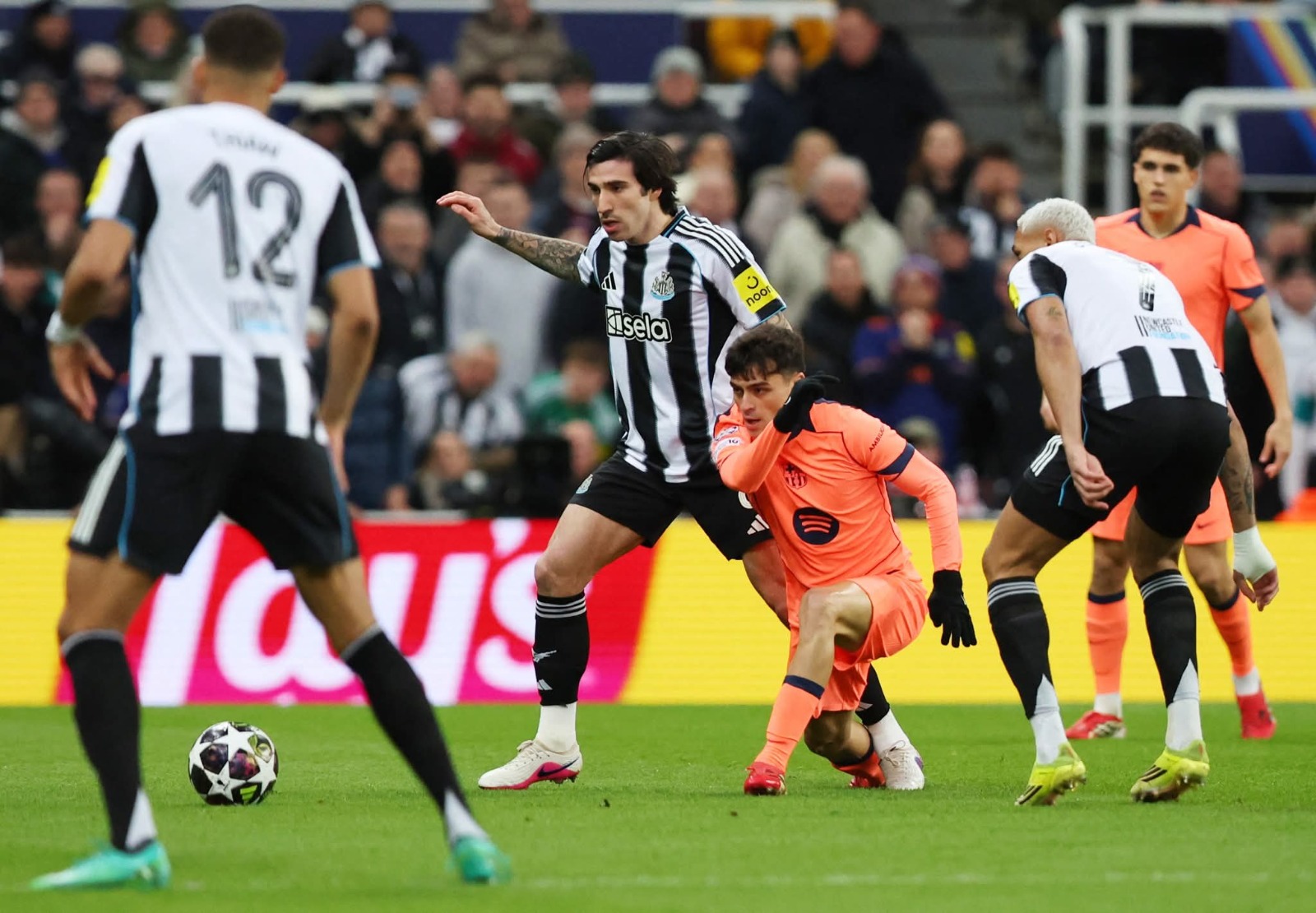 برشلونة يتعادل مع نيوكاسل بالوقت القاتل في دوري الأبطال