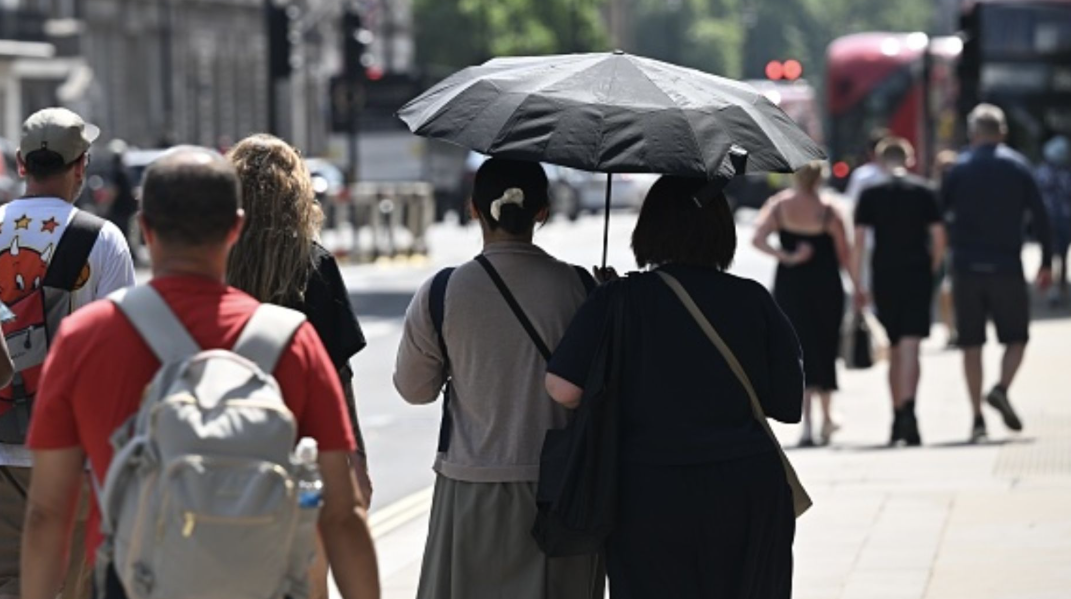 موجة حر غير مسبوقة تضرب بريطانيا وحرائق تجتاح البلاد