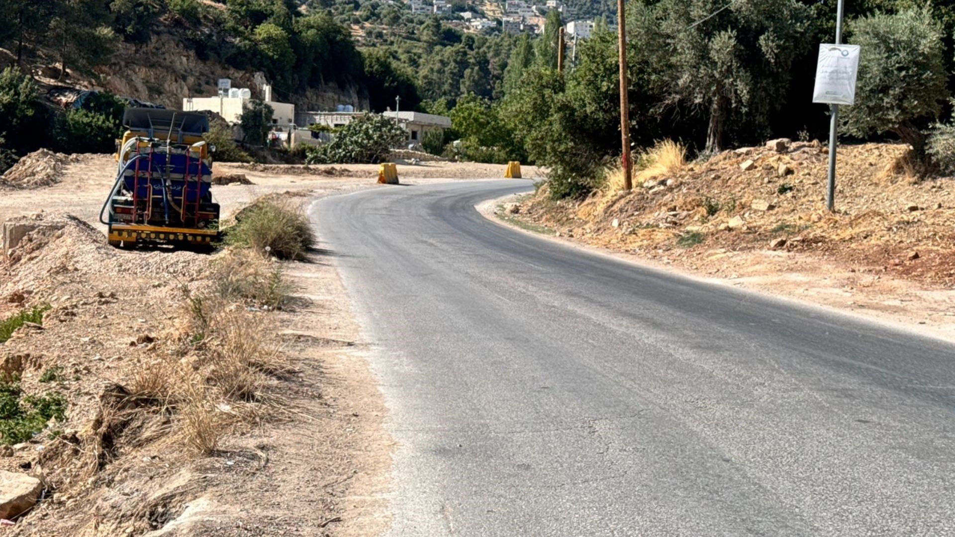 الأشغال تواصل أعمال التأهيل والتوسعة لطريق وادي الطواحين كفرنجه