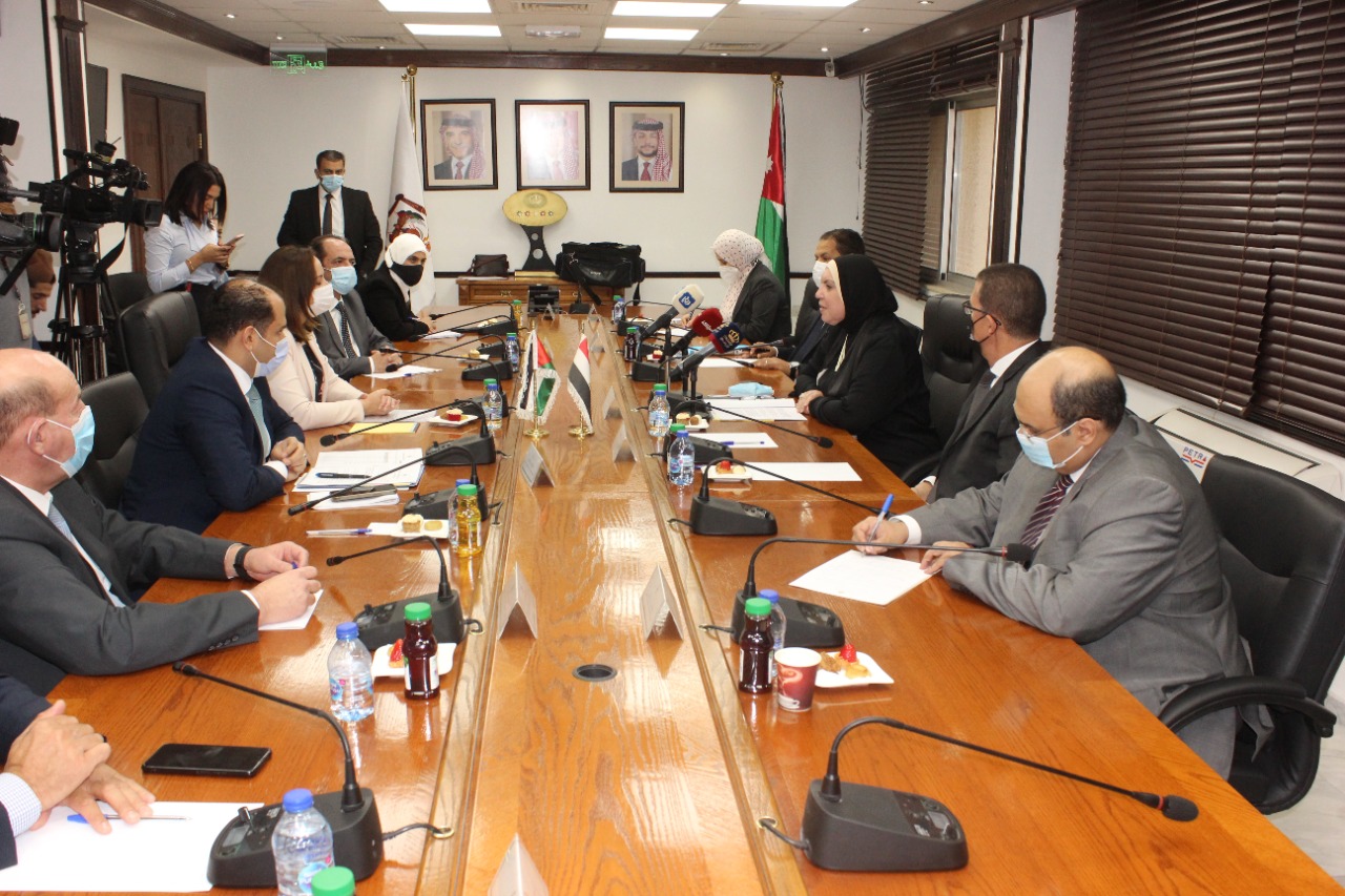 الوزيرة علي تطلب من مصر تذليل الصعوبات التي تواجه الصادرات الاردنية
