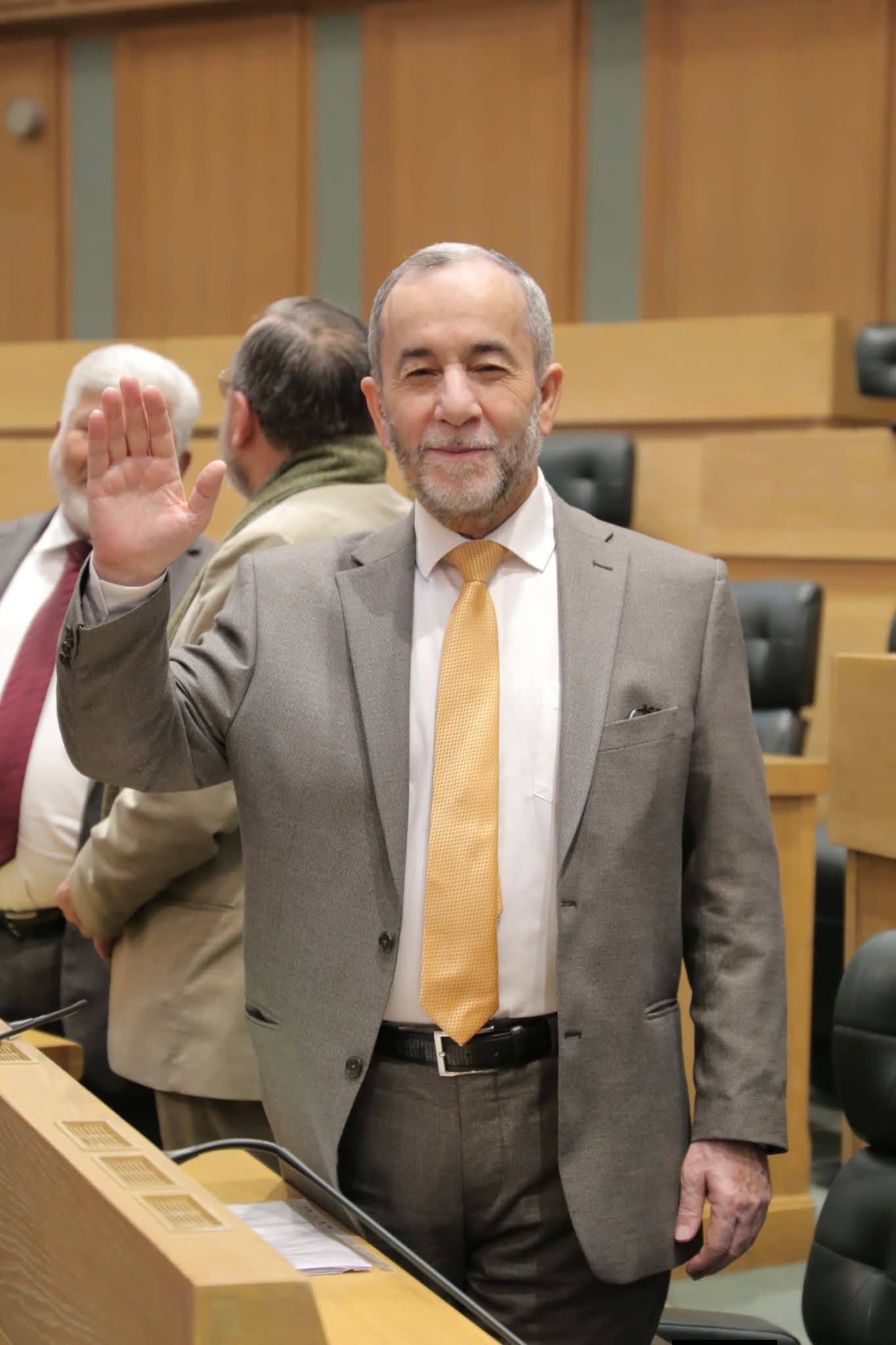 مشوقة يسأل حسان عن التضارب الصارخ في اتفاقية تشغيل الميناء