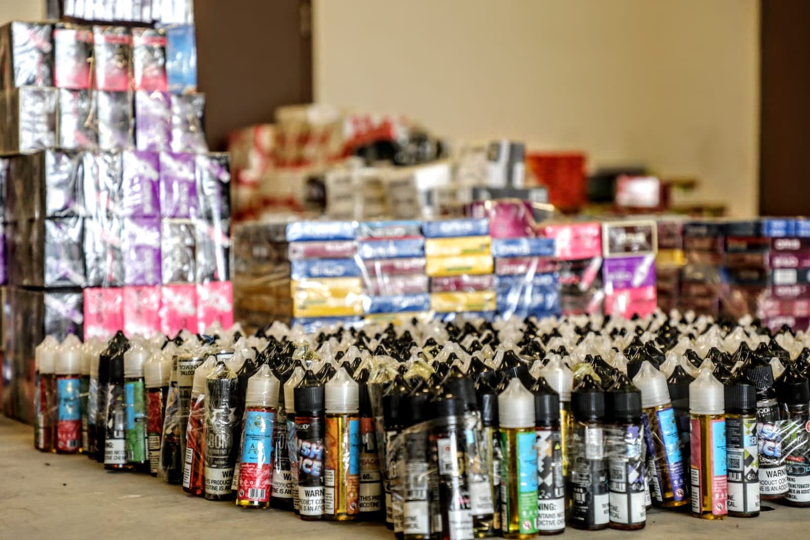 الجمارك تضبط نصف طن معسل وآلاف العبوات من البضائع المقلدة والممنوعة