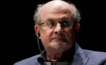 وكيل أعمال سلمان رشدي يكشف تفاصيل حالته الصحية