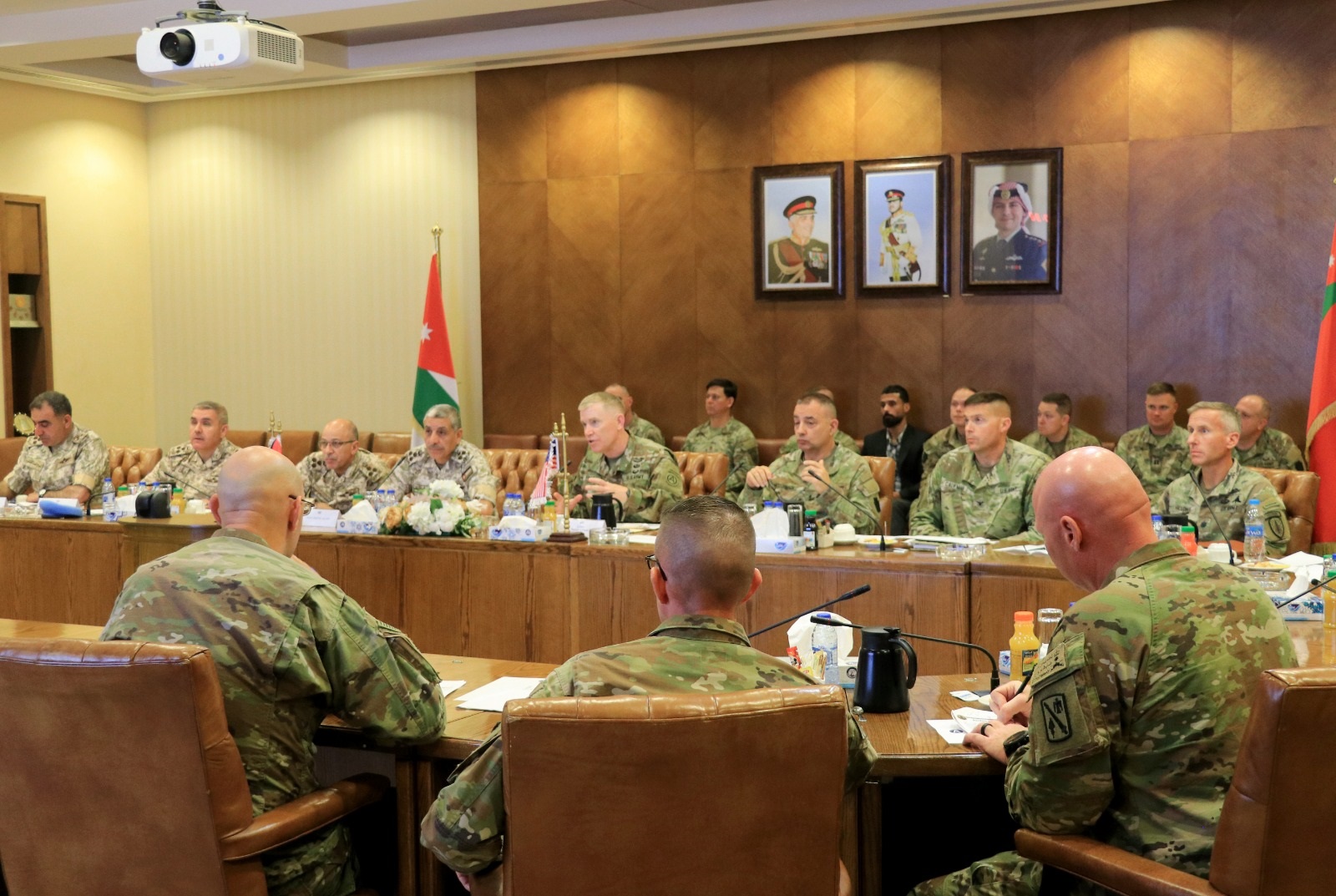 Image:نائب رئيس هيئة الأركان يستقبل قائد القوات البرية المركزية الأميركية