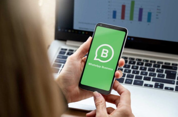 ميتا توسع إتاحة وكيل الذكاء الاصطناعي عالمياً عبر WhatsApp Business 