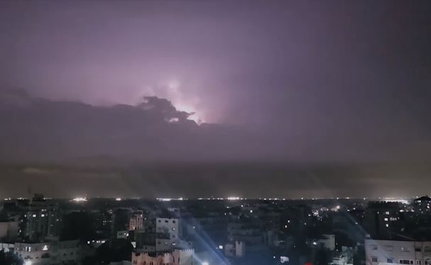 السماء تبرق لـ 35 دقيقة ..  عالم فلك يفسر الظاهرة