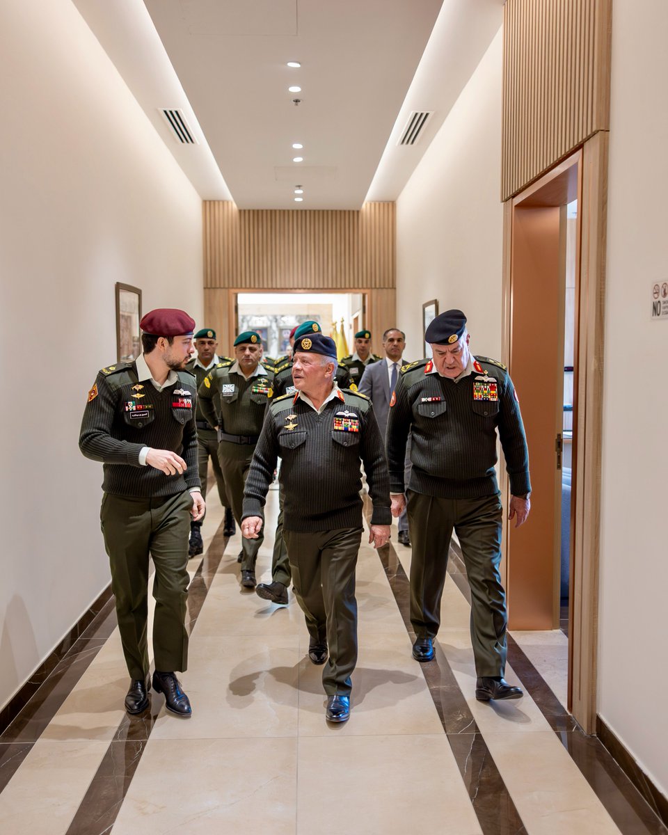 الملك يزور القيادة العامة للقوات المسلحة (صور)