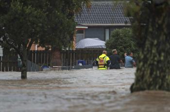 المياه تغمر أكبر مدن نيوزيلندا وسط هطول الأمطار بغزارة