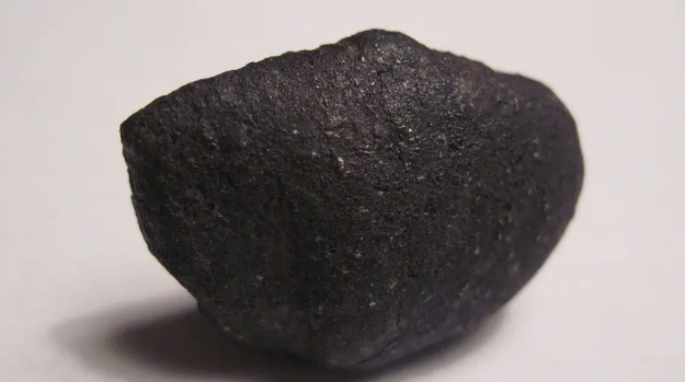 وكالة ناسا والصين تحذران من احتمال اصطدام نيزك بالقمر