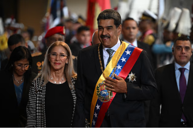 نقل الرئيس الفنزويلي وزوجته إلى نيوروك 