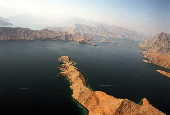 الإمارات تحذر من عواقب أحداث مضيق هرمز على الاقتصاد العالمي