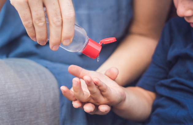 هل النظافة الفائقة مضرة للأطفال؟ ..  دراسة تجيب 